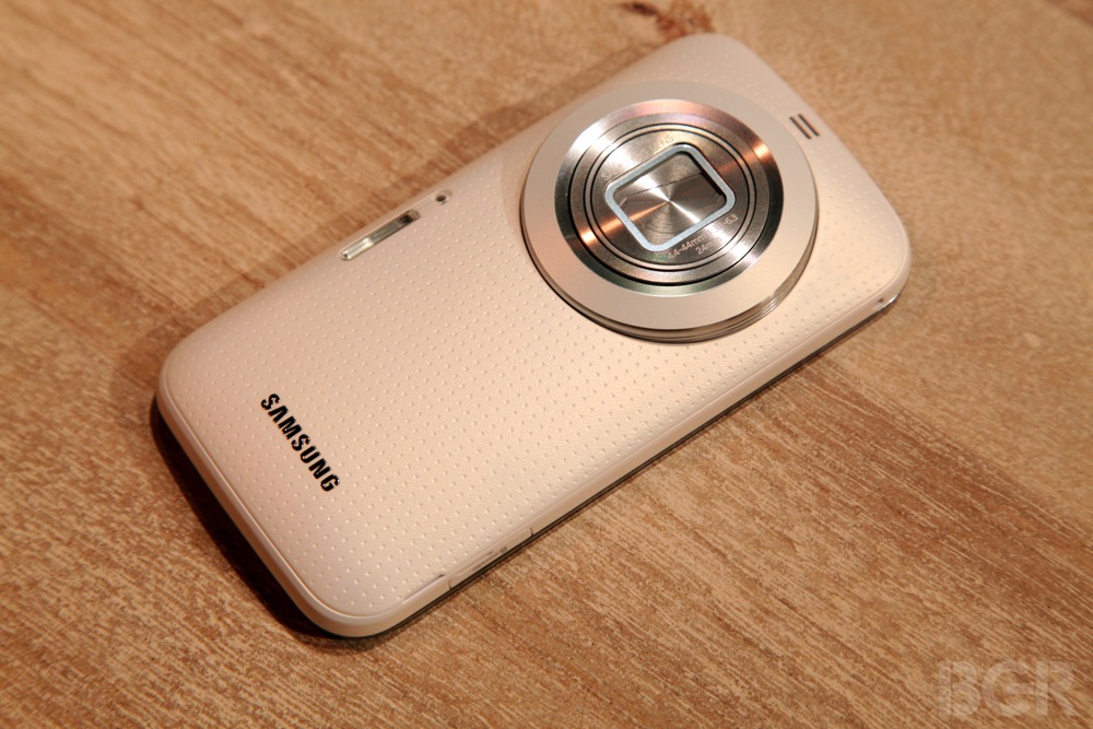 Бюджетные камерофоны 2024. Камерофон LG k900. Смартфон с круглой камерой. Смартфон с круклока мерой.