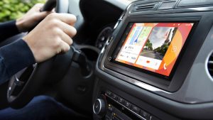 CarPlay vs Android Auto: Parrot RNB 6