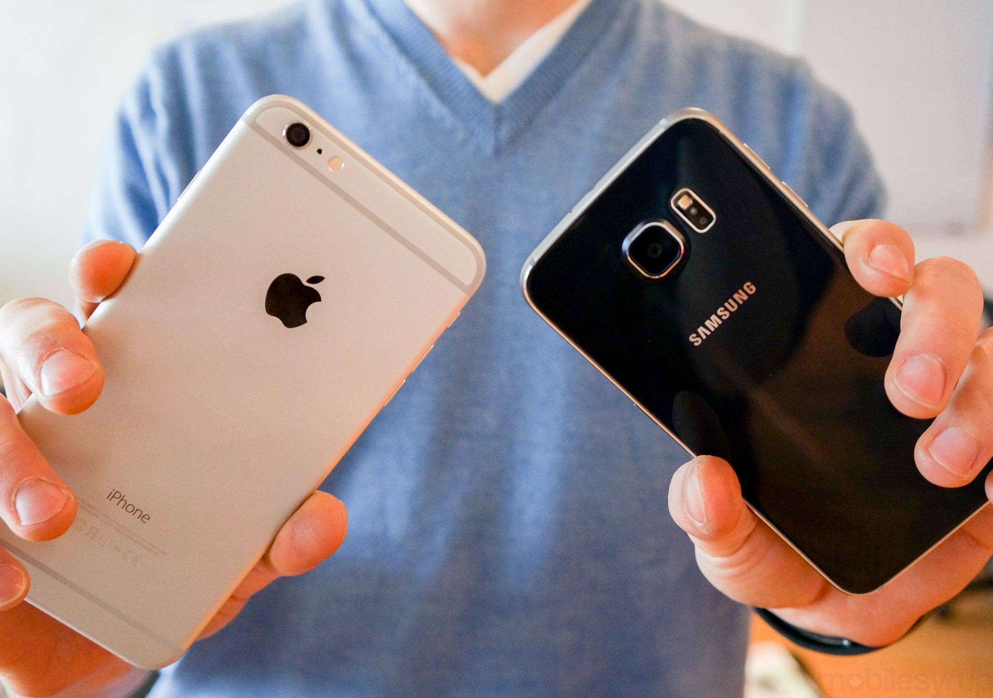 Samsung iphone apple. Iphone vs Samsung. Айфон Эппл самсунг. Смартфоны Apple и Samsung. Крутые смартфоны и айфоны.