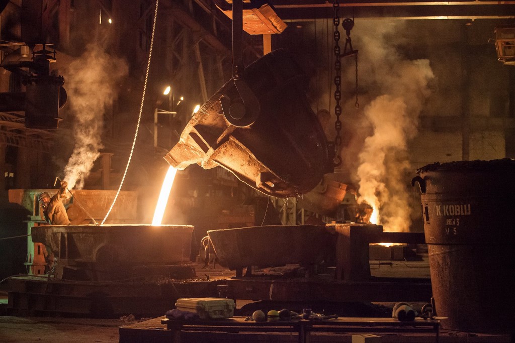 How a snowball survived getting submerged into molten steel