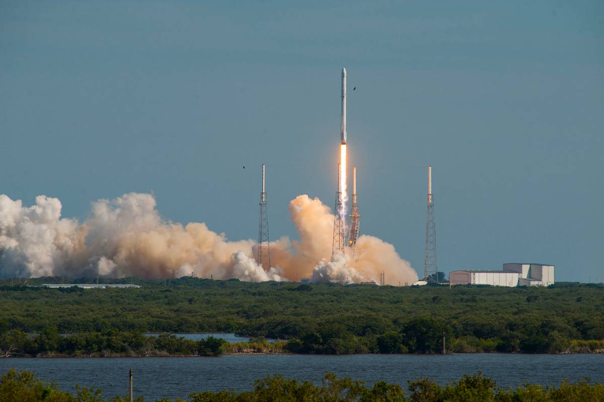 Spacex Releases Incredible Photos Of Its Historic Falcon 9 Sea Landing Bgr