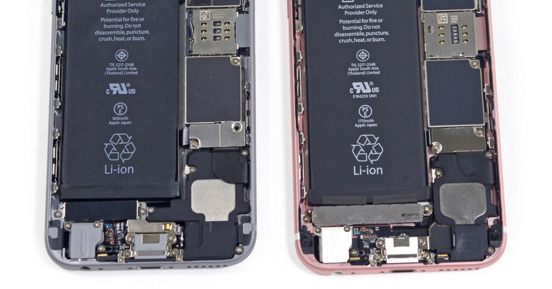 iPhone 6 (left) and iPhone 6s (right): Taptic Engine is placed under the battery, on top of the bottom ports.