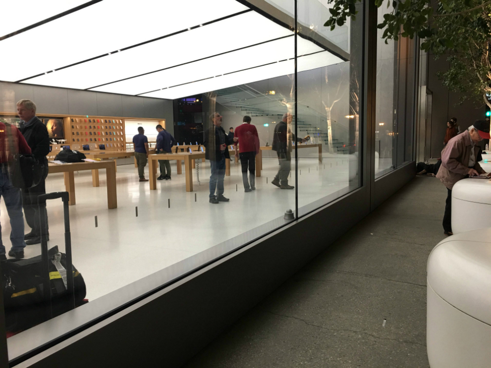 2016-macbook-pro-launch-retail-store-2