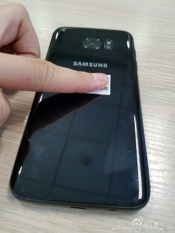 s7-edge-glossy-black-4