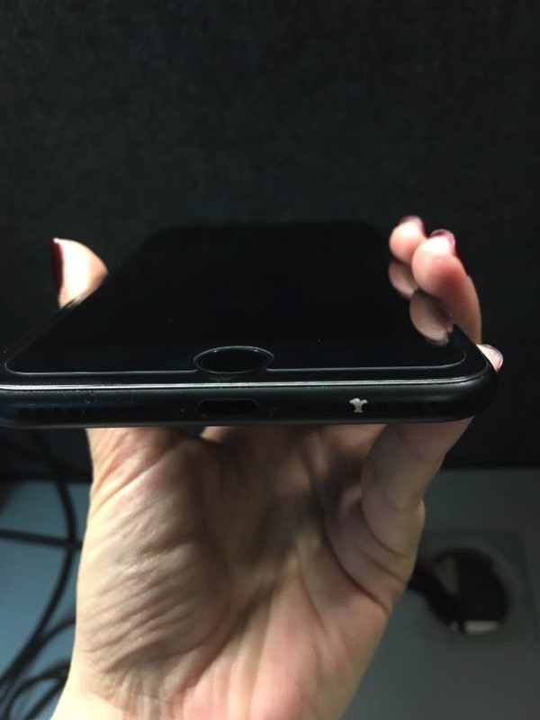 Flikkeren Luchtvaartmaatschappijen Uit Forget Jet Black, it looks like the matte black iPhone 7 is ruined almost  as easily