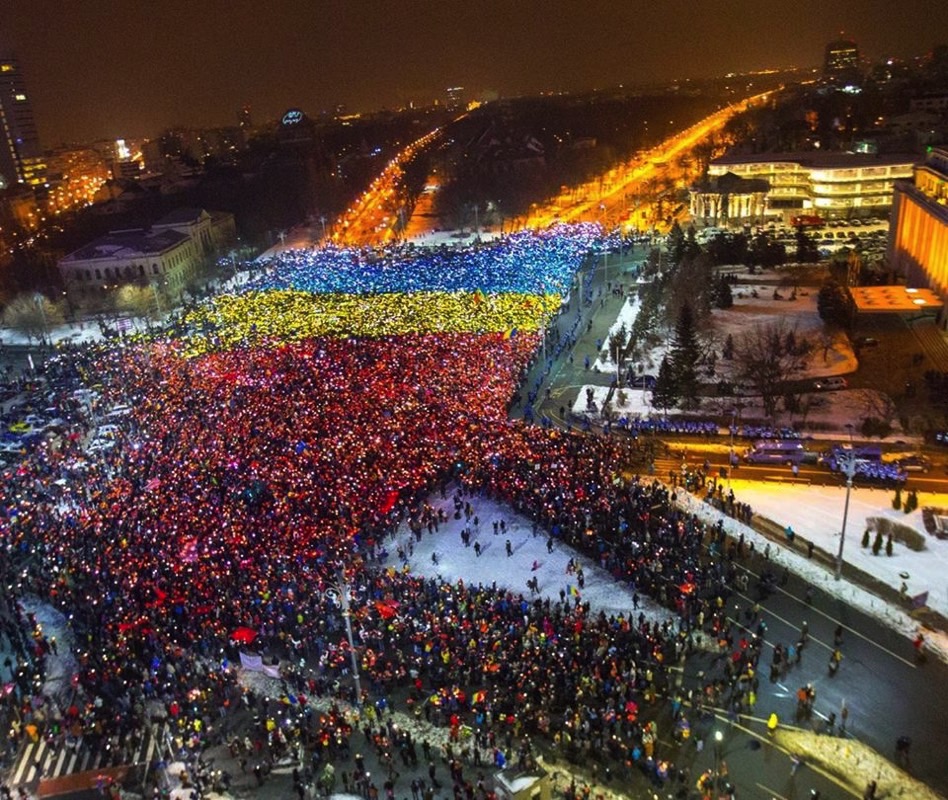 romanian-protest-smartphones-flag-2