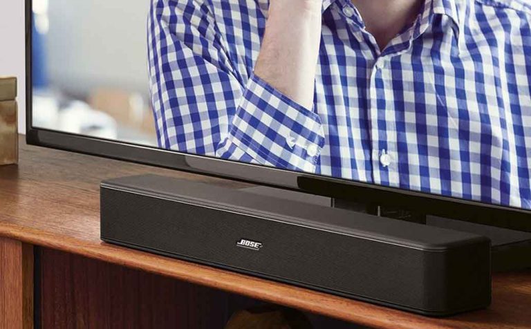 Speaker Bose Solo 5 di bawah TV