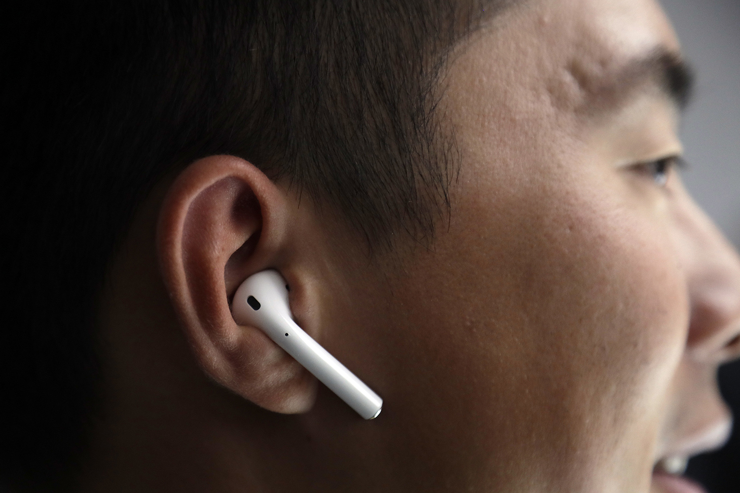 Наушники airpods в ушах