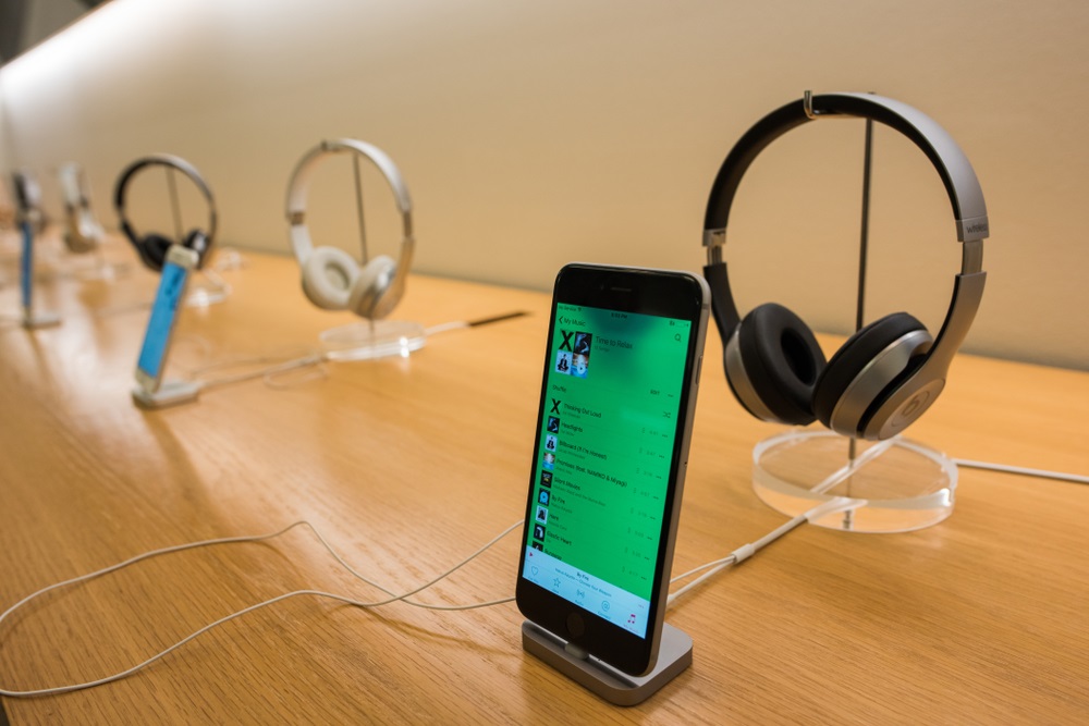 top-insider-reveals-apple-may-release-its-own-premium-over-ear