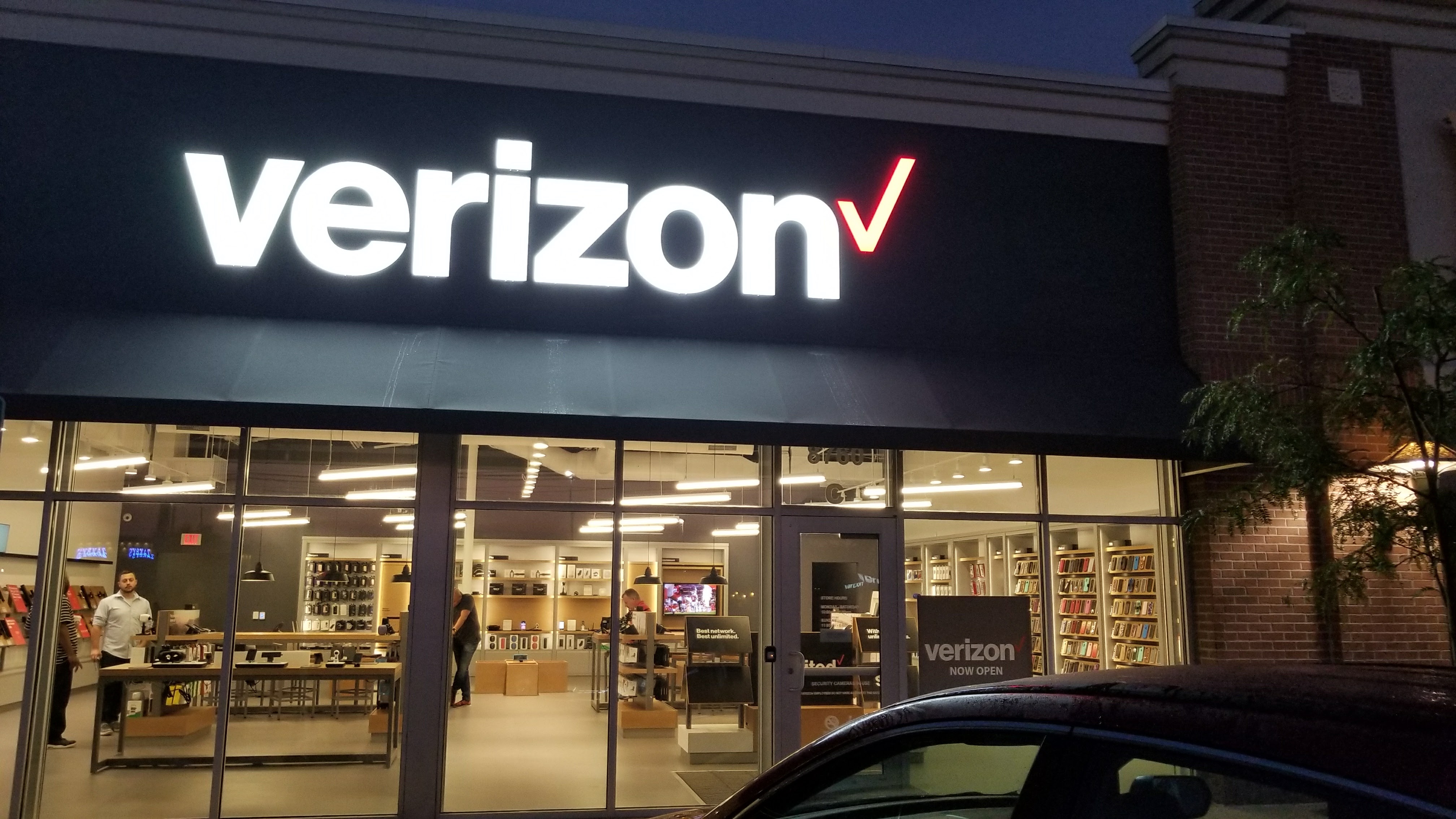 Verizon’s new BOGO deal offers huge discounts on the hottest