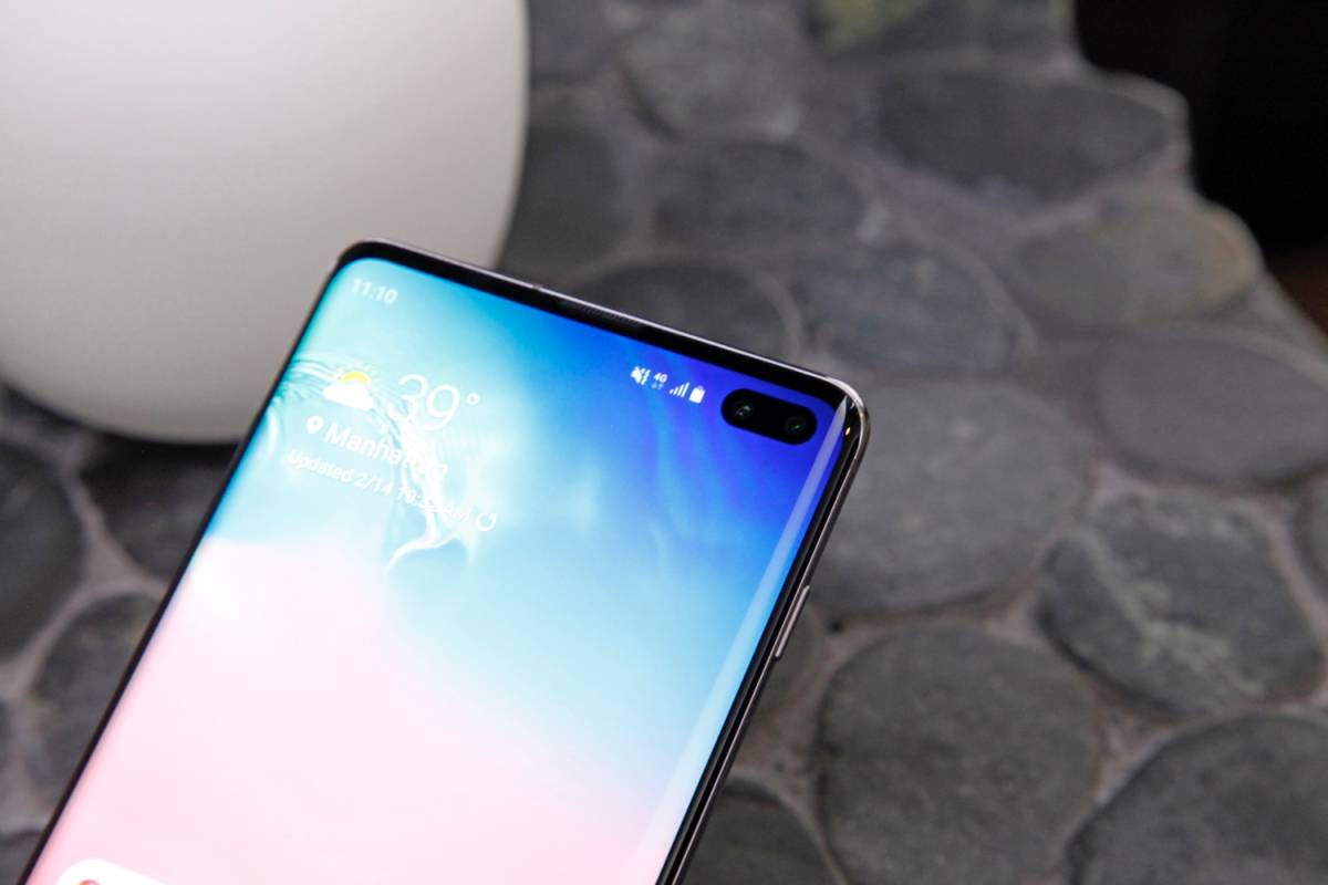 the-galaxy-s10-s-hole-punch-display-is-better-than-the-iphone-s-notch