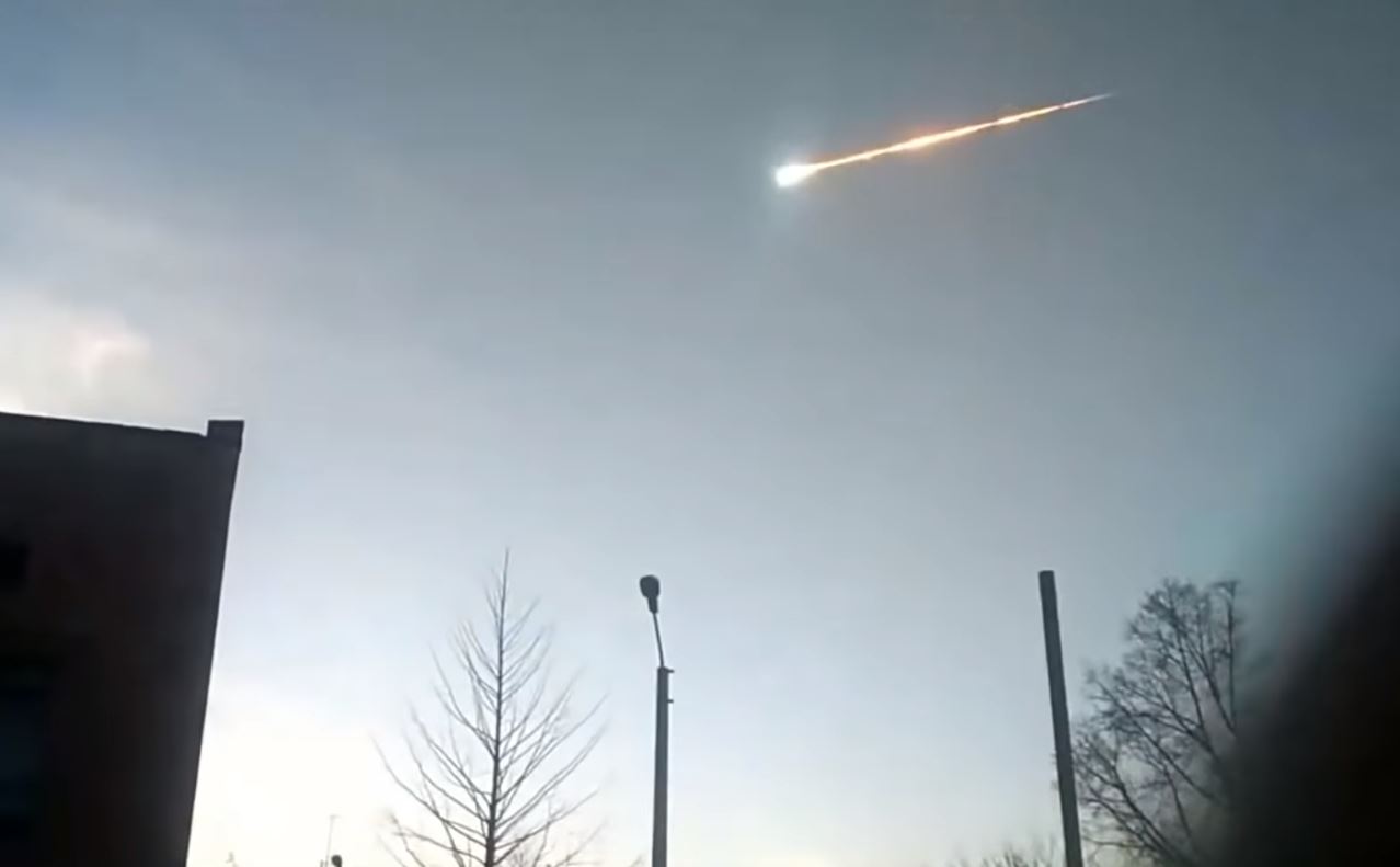 В небе над хабаровском сегодня. Метеорит над Красноярском 2023. Метеорит в небе. Падение метеорита. Падение метеорита в небе.