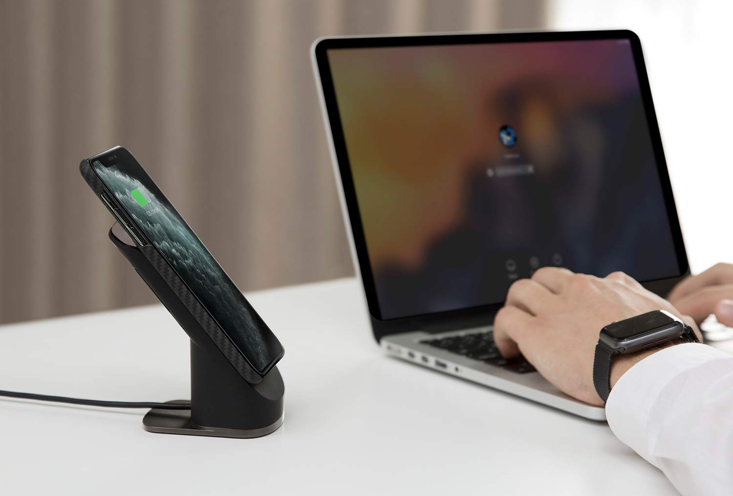 Everyone S Obsessed With This Crazy Wireless Charger That Keeps Charging When You Remove Your Phone