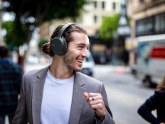 These AI headphones can listen to a single person in the middle of a noisy crowd