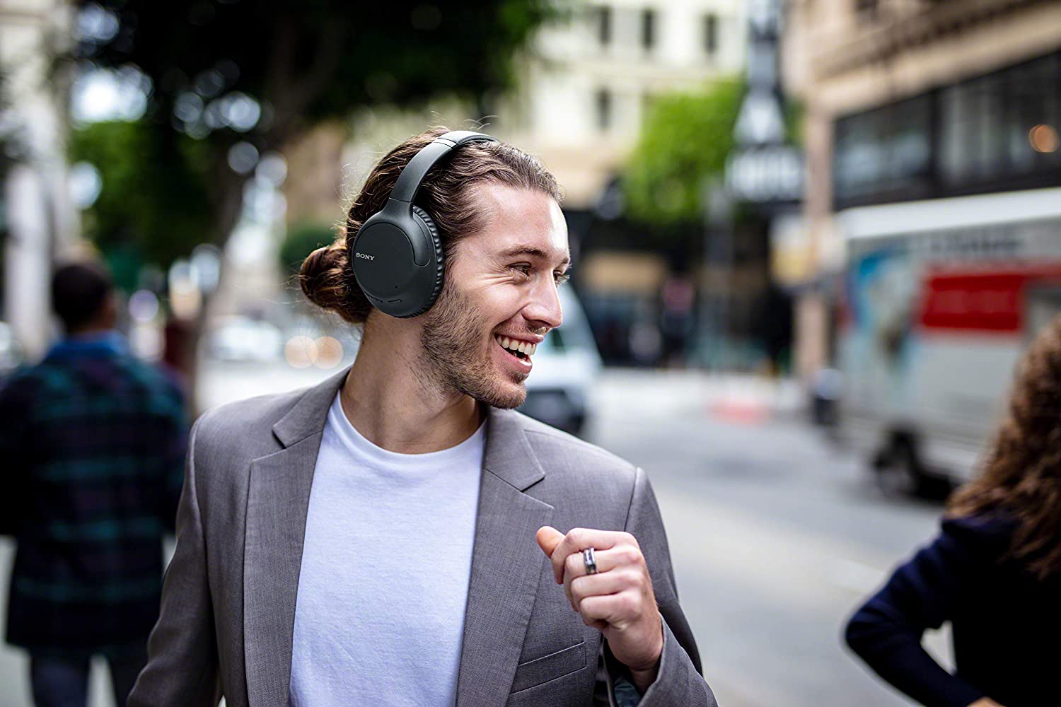 These AI headphones can listen to a single person in the middle of a noisy crowd