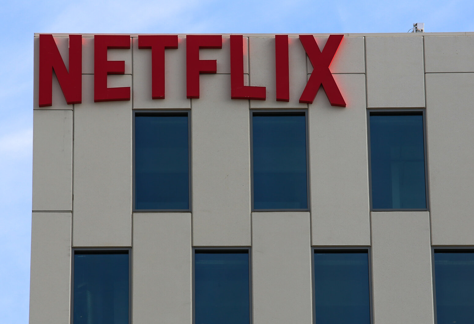 Everyone is buzzing about a dumb rumor that Netflix might buy Roku