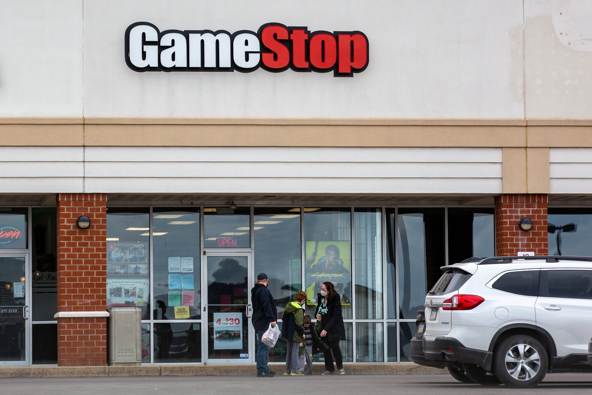 Robinhood Blocks Gamestop Amc And More Stocks From Being Purchased Bgr