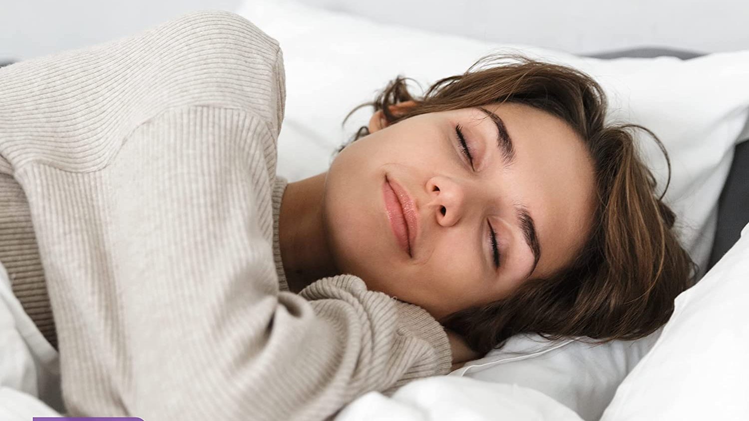 Une femme dormant confortablement dans son lit