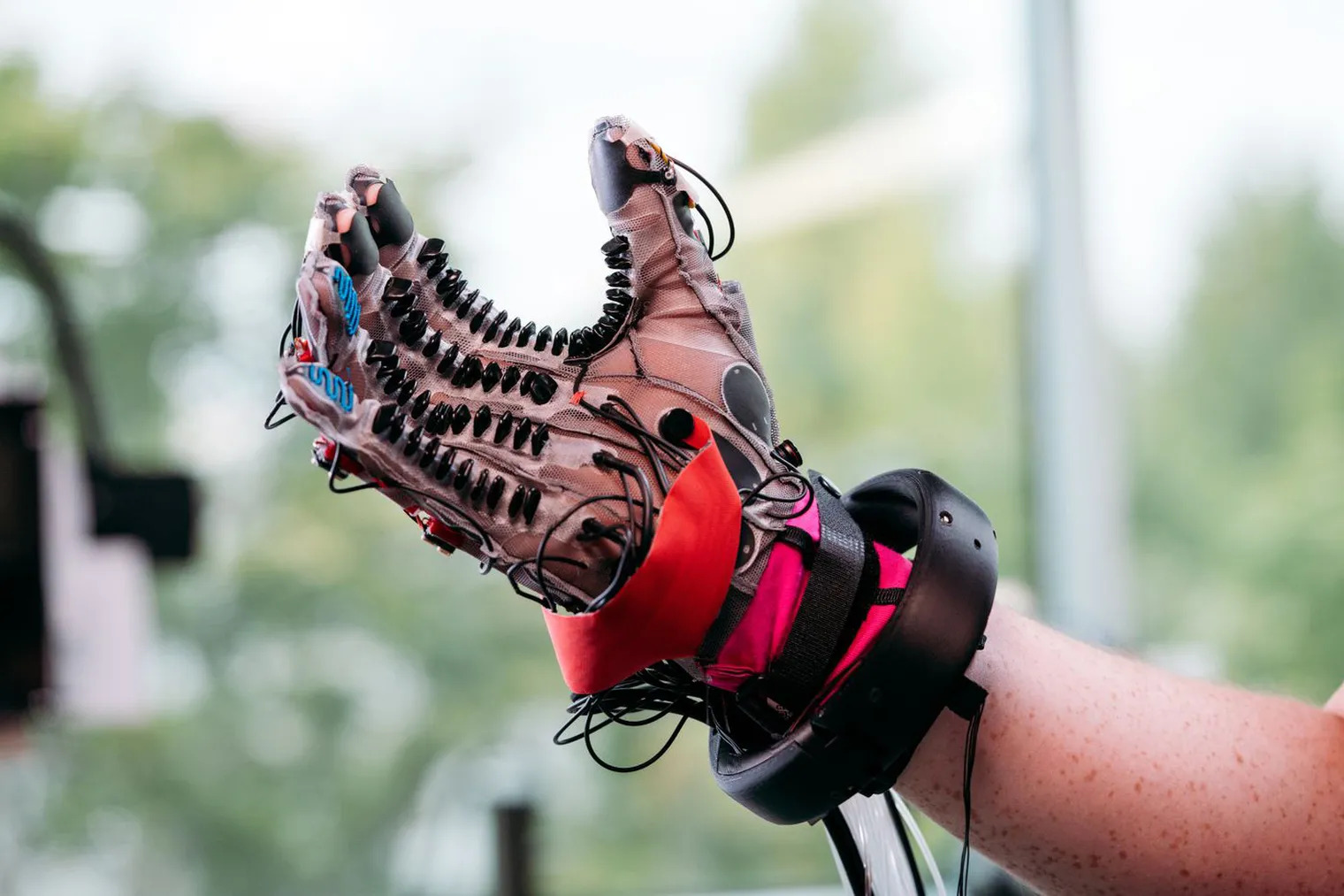 This new glove from Facebook lets you feel objects in VR