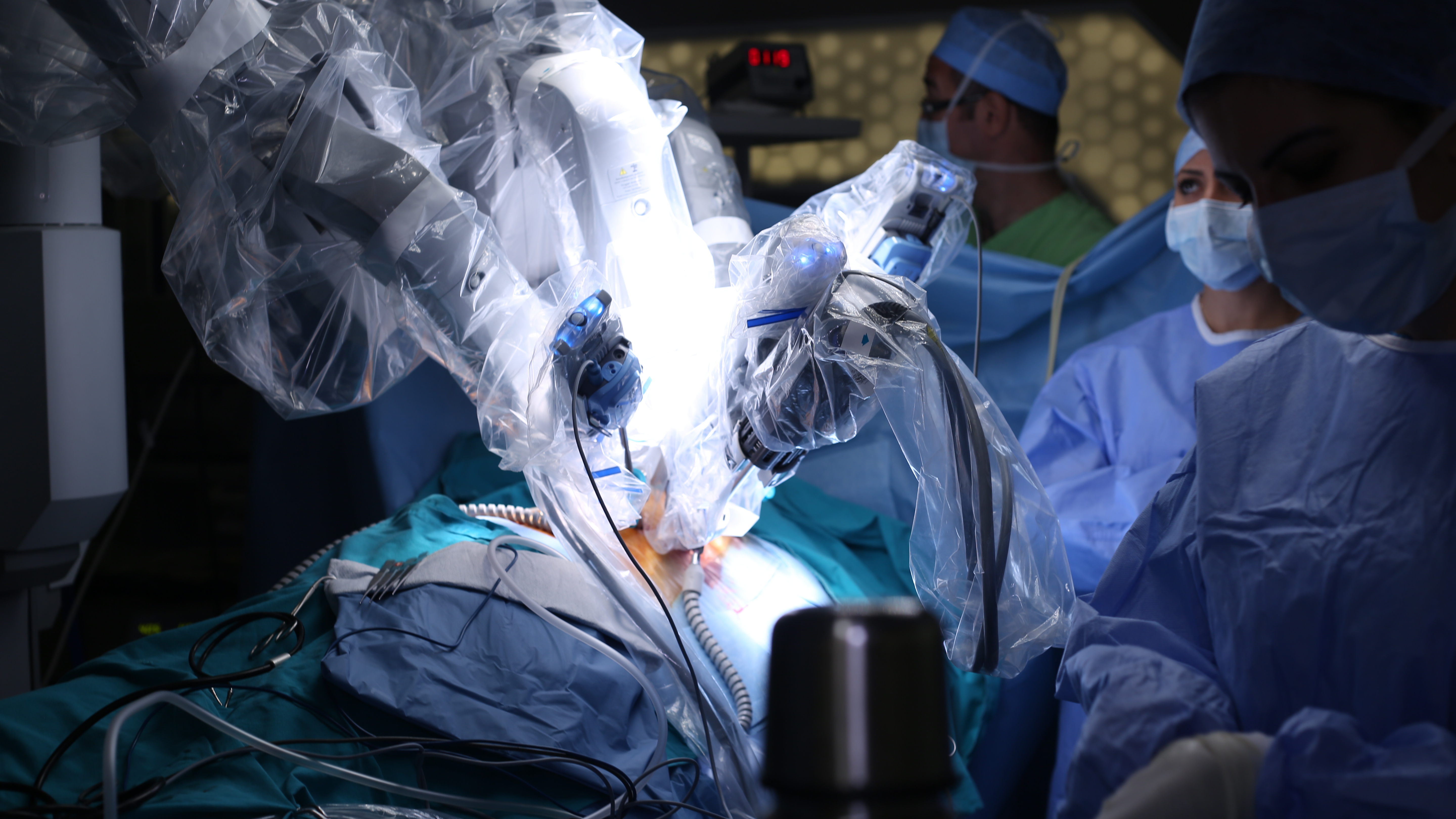 جراح روبوت دافينشي يزيل ورمًا غير صالح للعمل، وينقذ حياة المريض
