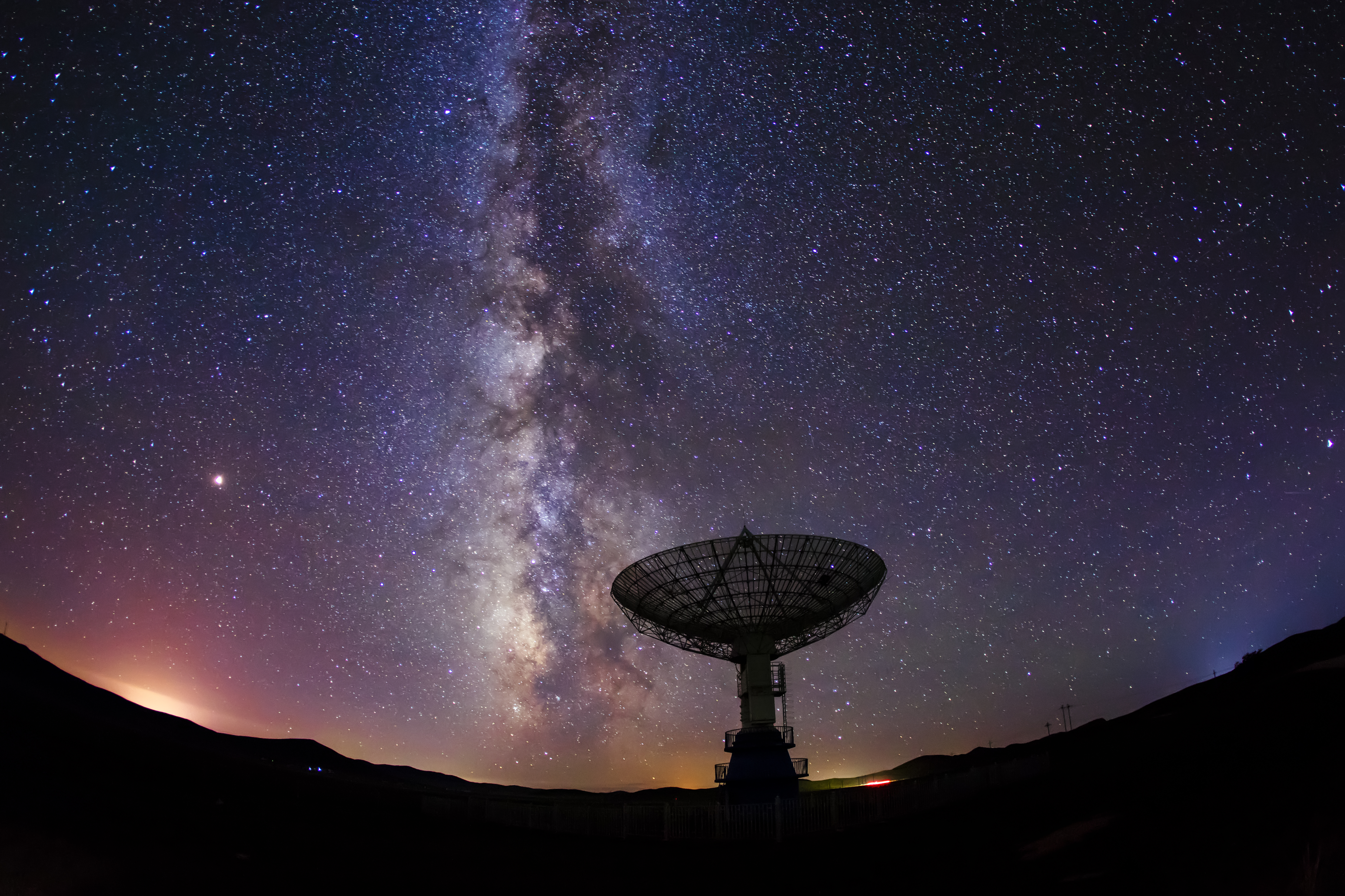 Radio telescopes and the Milky Way at night searching for signs of alien life