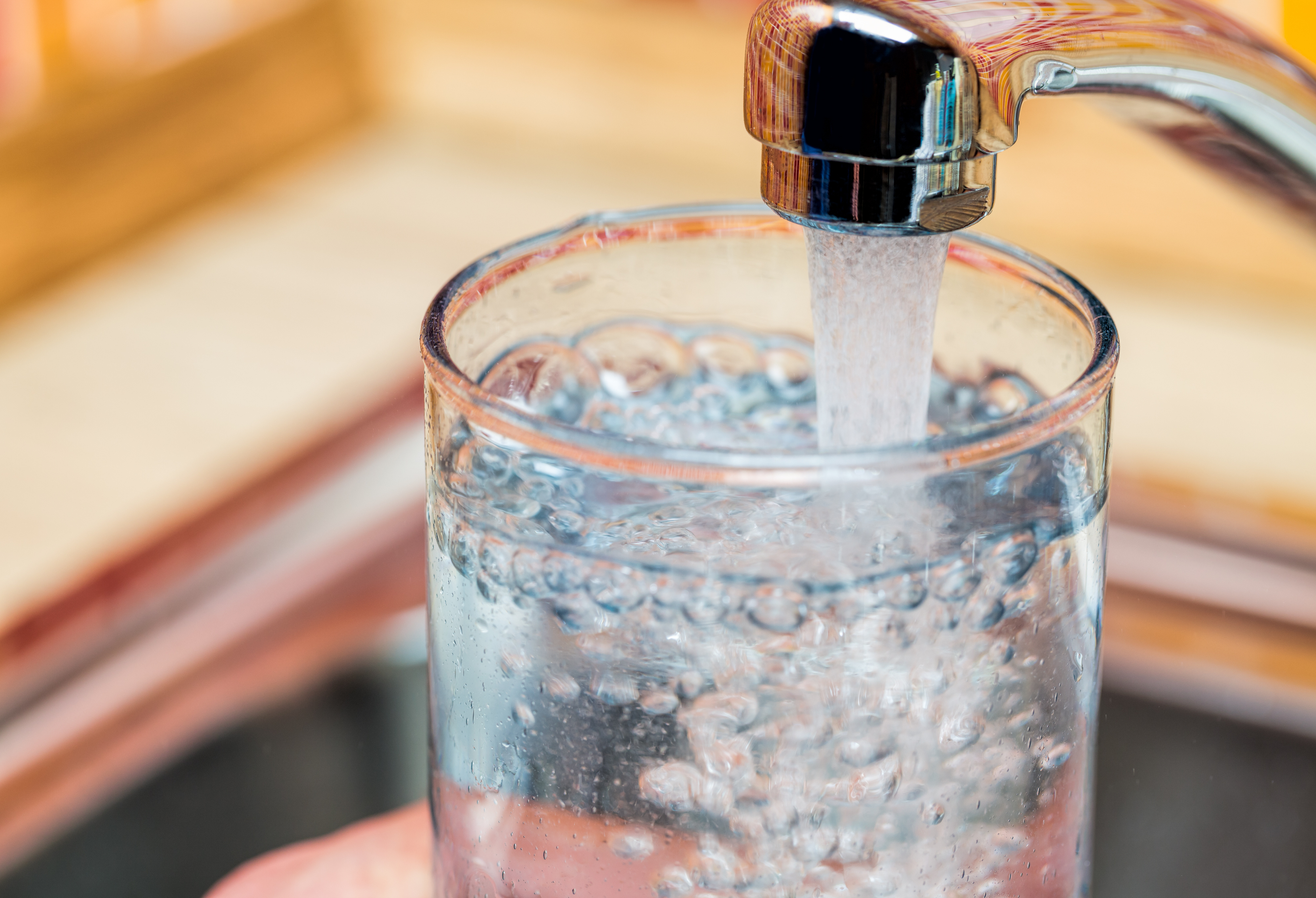Прием теплой воды. Вода из крана. Питьевая вода. Вода питьевая в стакане. Чистая питьевая вода.