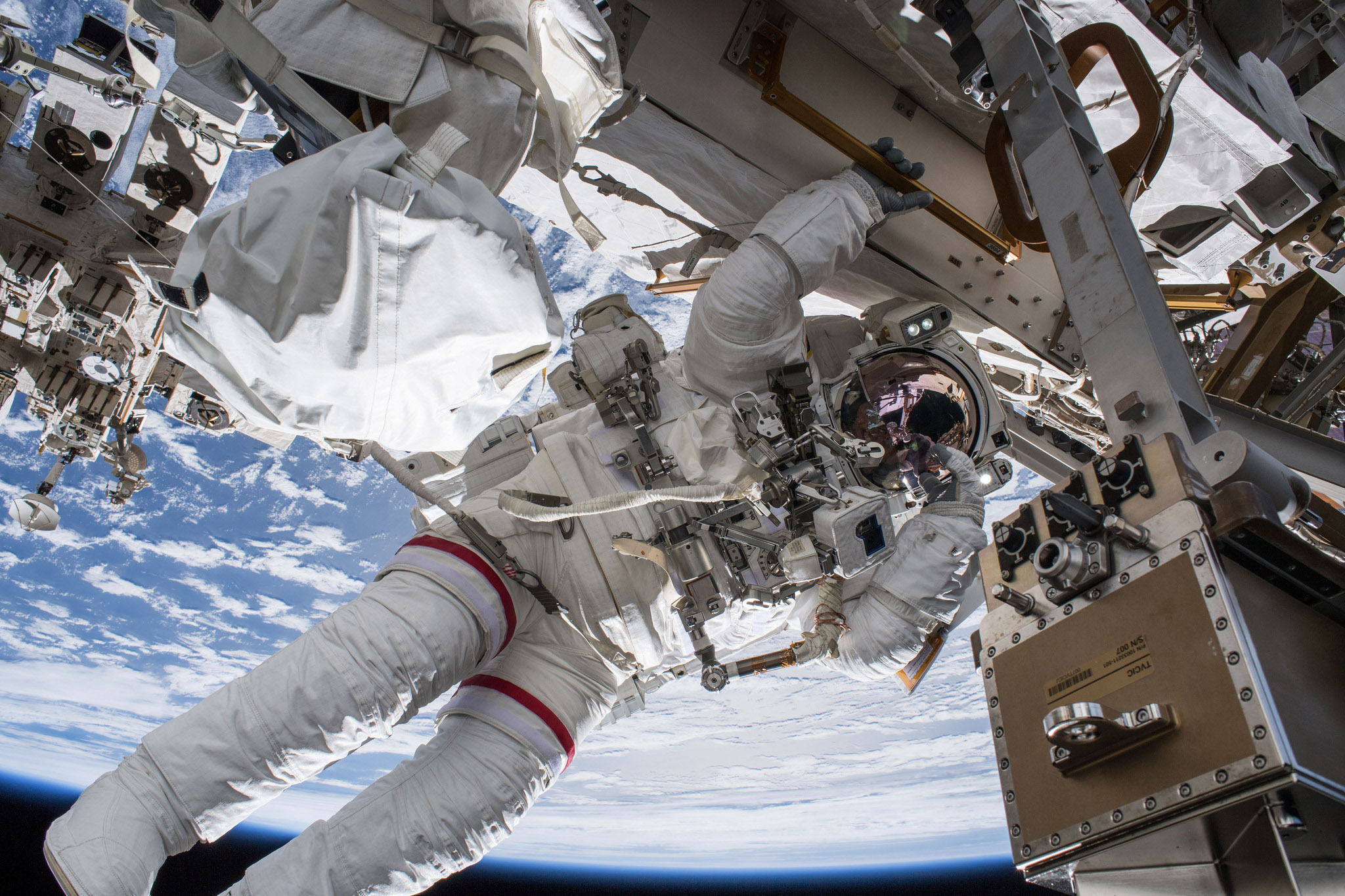 Astronaut se vydává na vycházku do vesmíru na palubě Mezinárodní vesmírné stanice