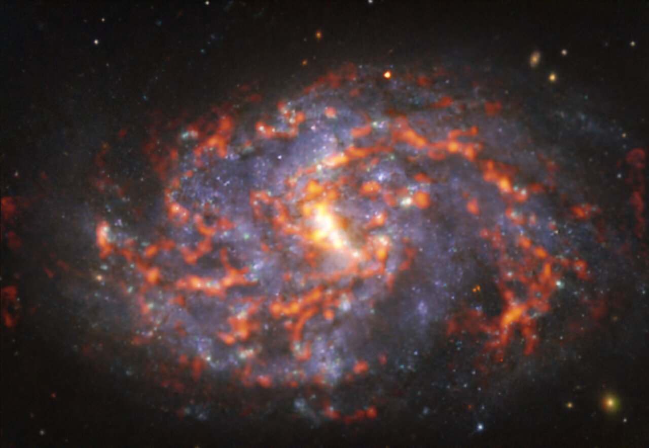 Esta impresionante imagen de ALMA muestra una galaxia con forma de serpiente a 80 millones de años luz de distancia