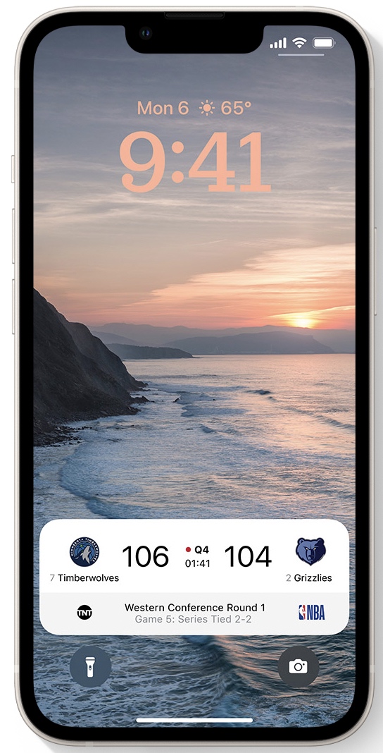 iOS 16 Live Activities: An example of live scores appearing on the Lock Screen.