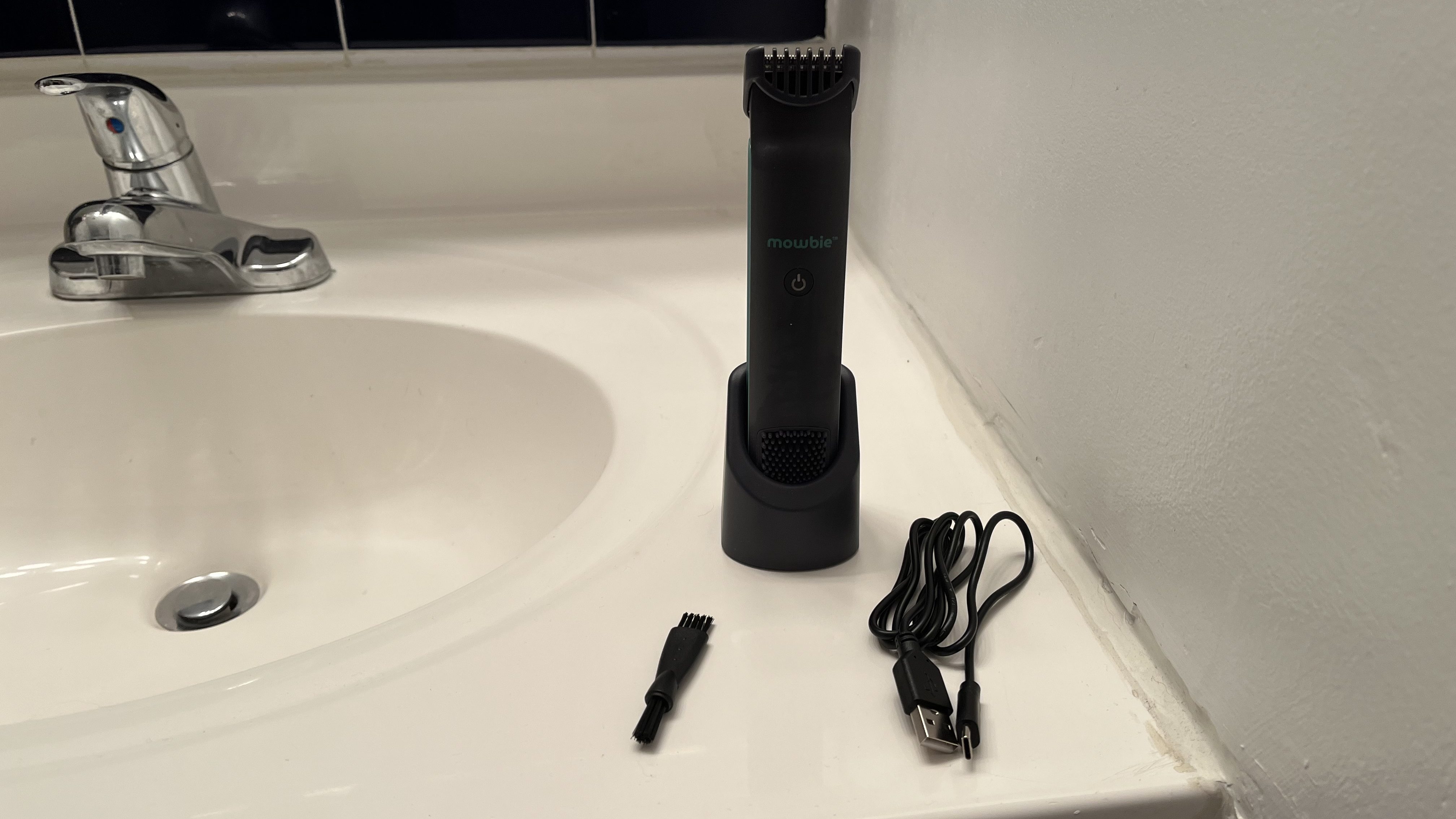 Mowbie beard trimmer