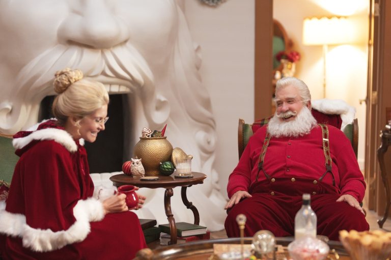 Elizabeth Mitchell and Tim Allen in The Santa Clauses.