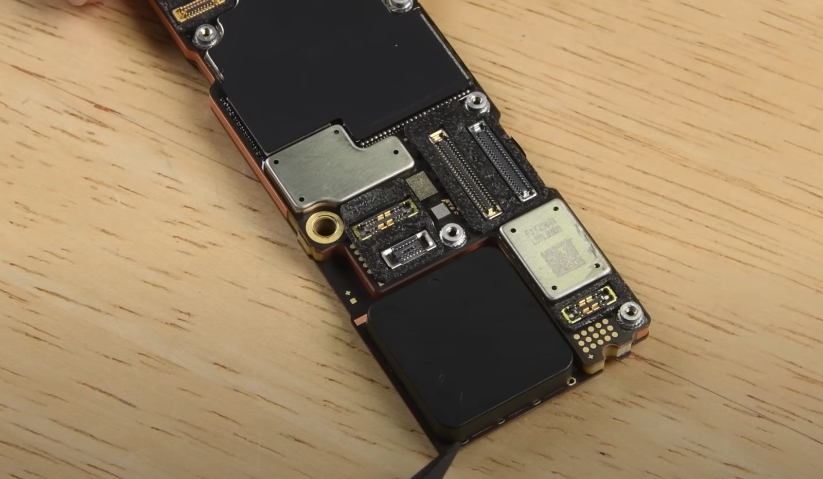 Here's what's inside the iPhone 14 instead of a SIM tray | BGR