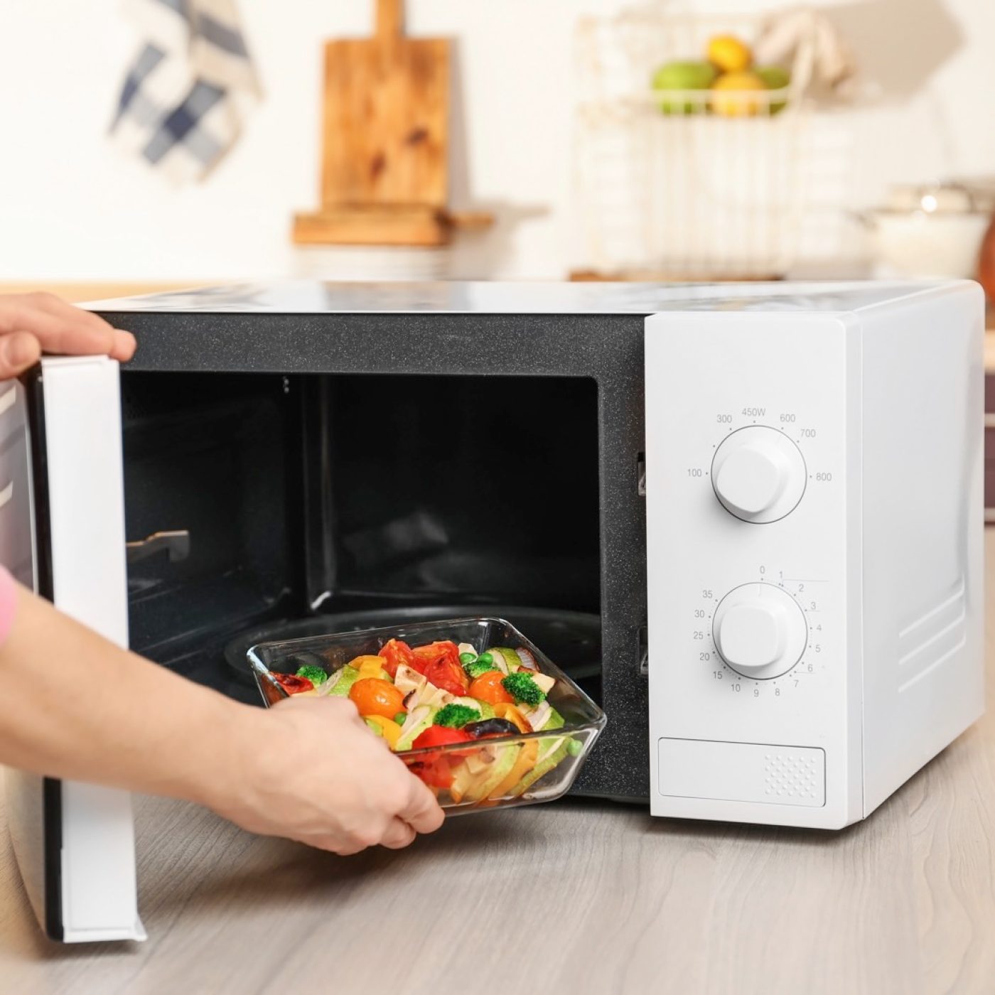 This Genius Bowl Holder Lets You Safely Remove Scalding Hot Bowls From The  Microwave