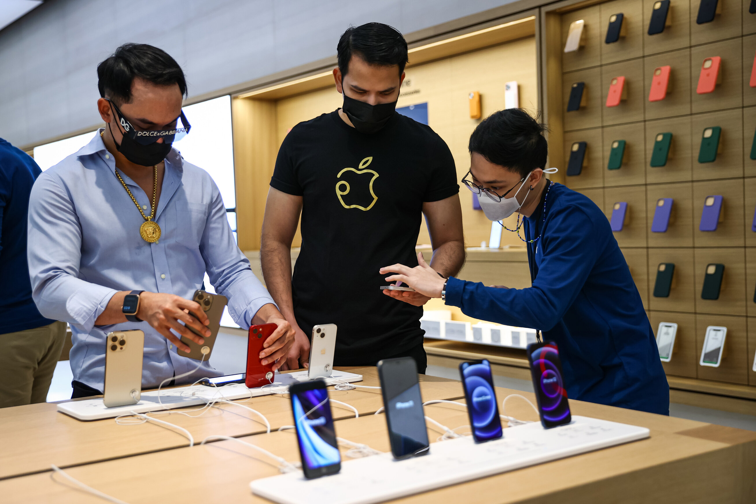 apple store iphone shoppers