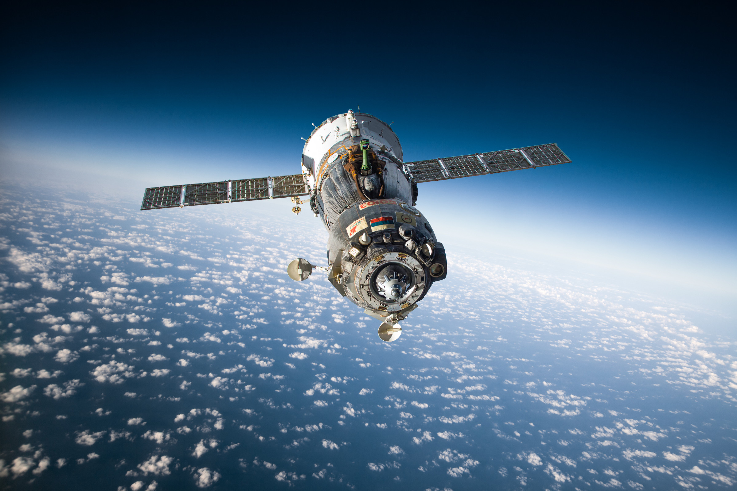 soyuz over Earth, russian sending new soyuz for ISS rescue mission