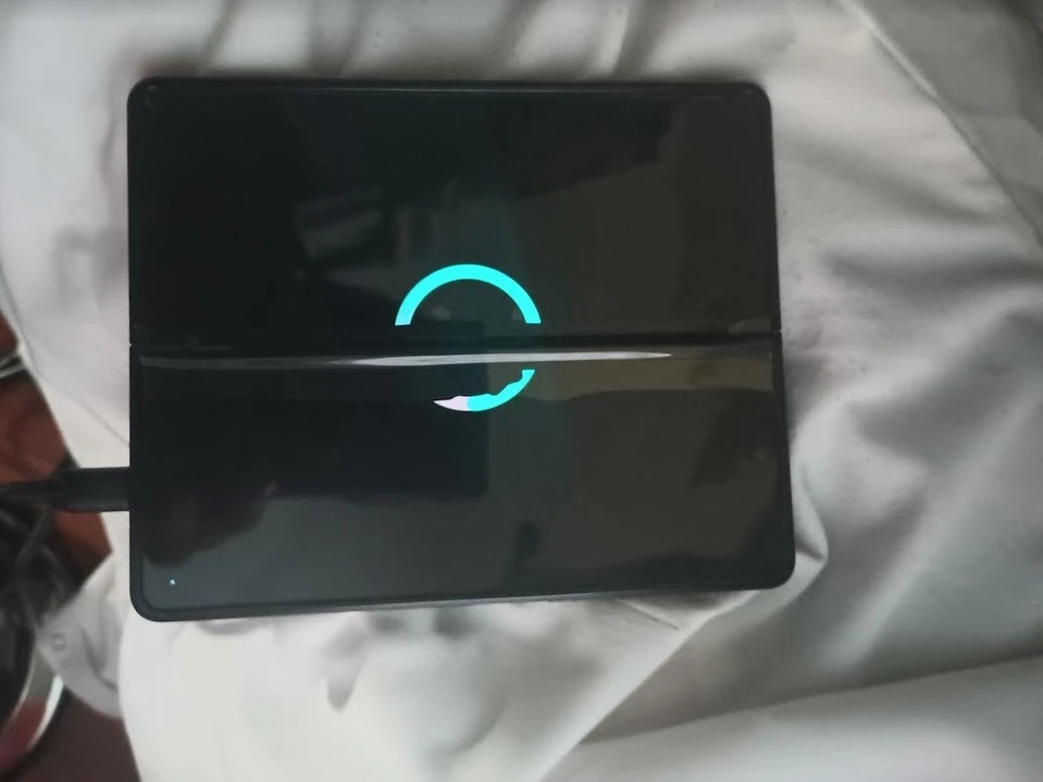 Galaxy fold outlet screen cracked