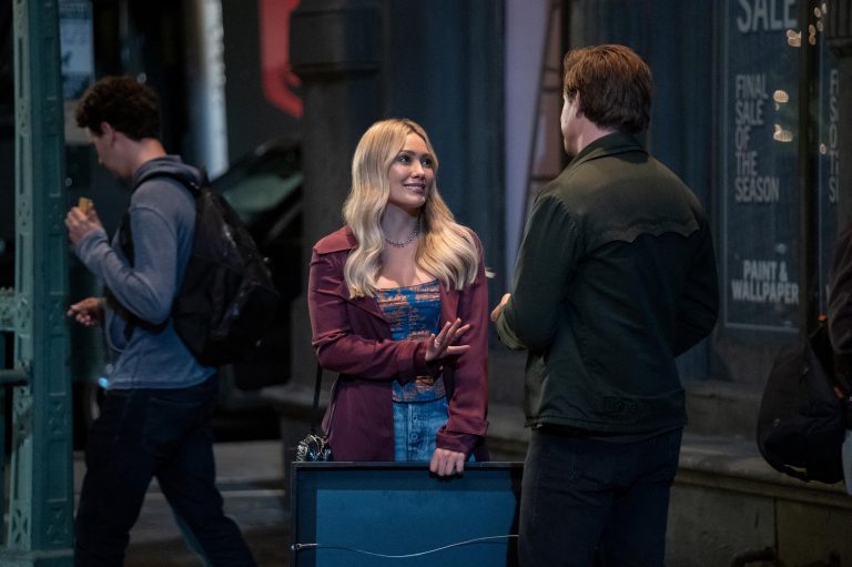 Sophie (Hilary Duff) and Jesse (Christopher Lowell) in How I Met Your Father.