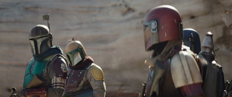 Mandaloriens dans une scène de la saison 3 de THE MANDALORIAN de Lucasfilm.