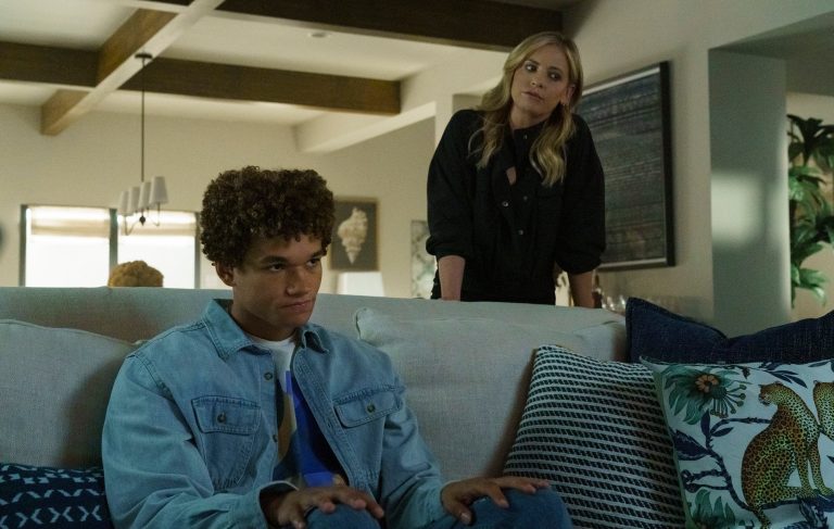 Sarah Michelle Gellar as Kristin Ramsy and Armani Jackson as Everett Lang in WOLF PACK.
