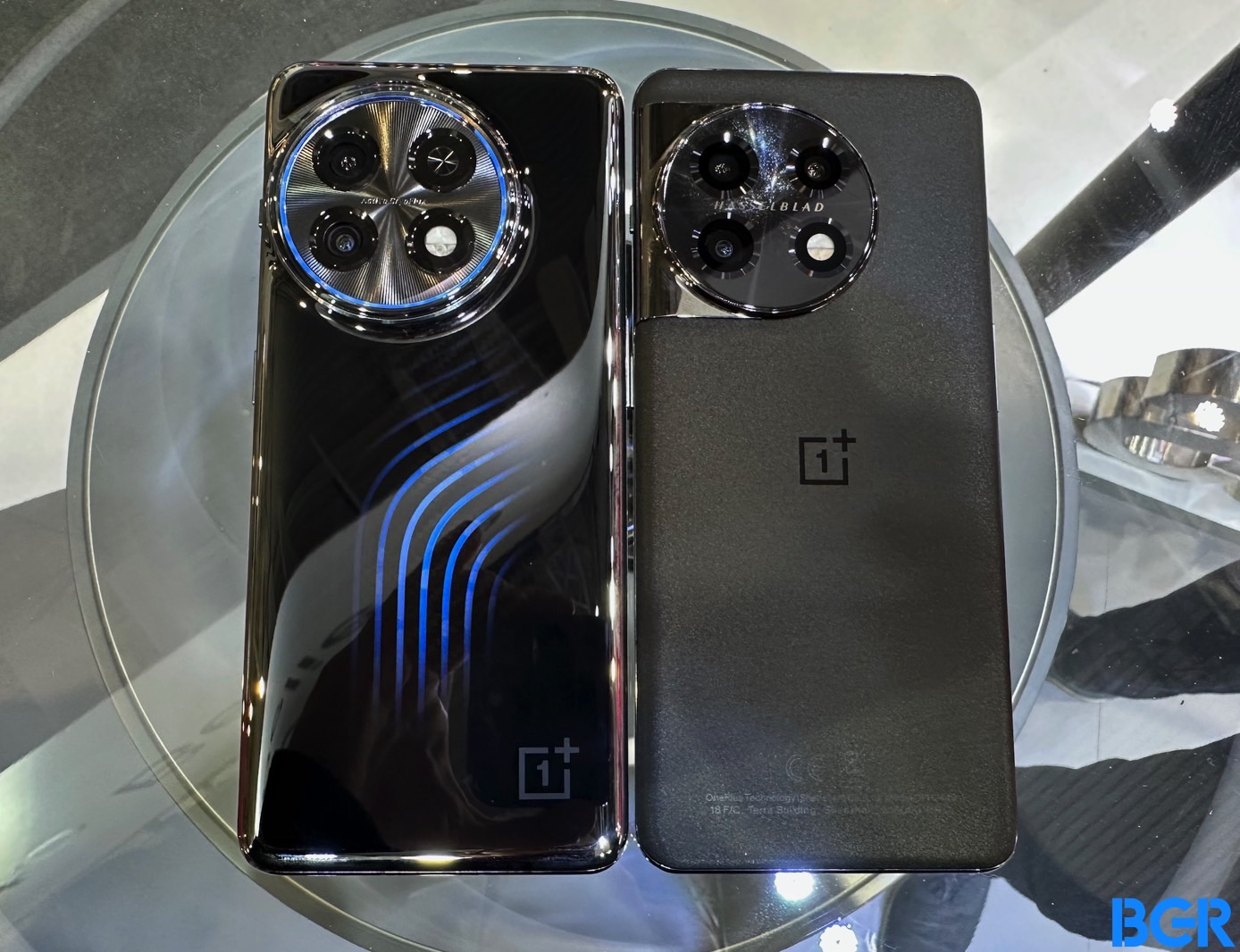 OnePlus 11 Concept (left) next to regular OnePlus 11 (right).