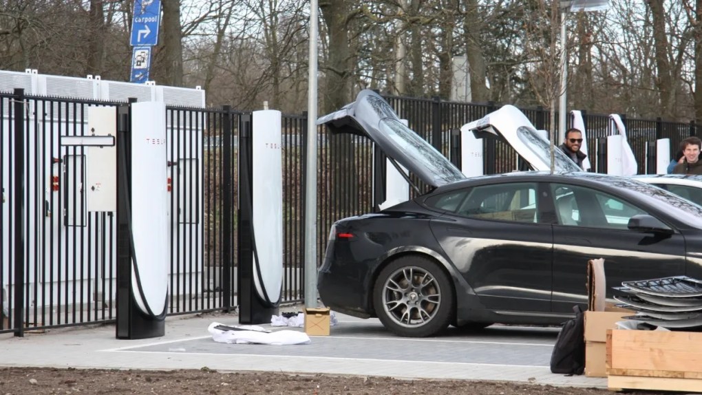 Tesla Supercharger V4 first look