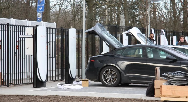 Tesla Supercharger V4 first look