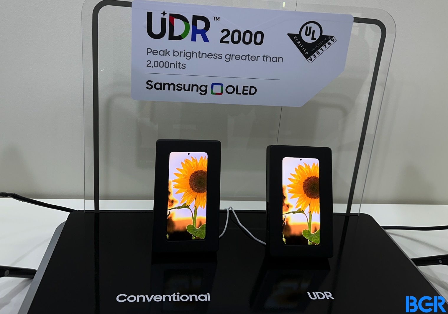 Conventional OLED panel (left) vs. Samsung's new 6.7-inch UDR screen.