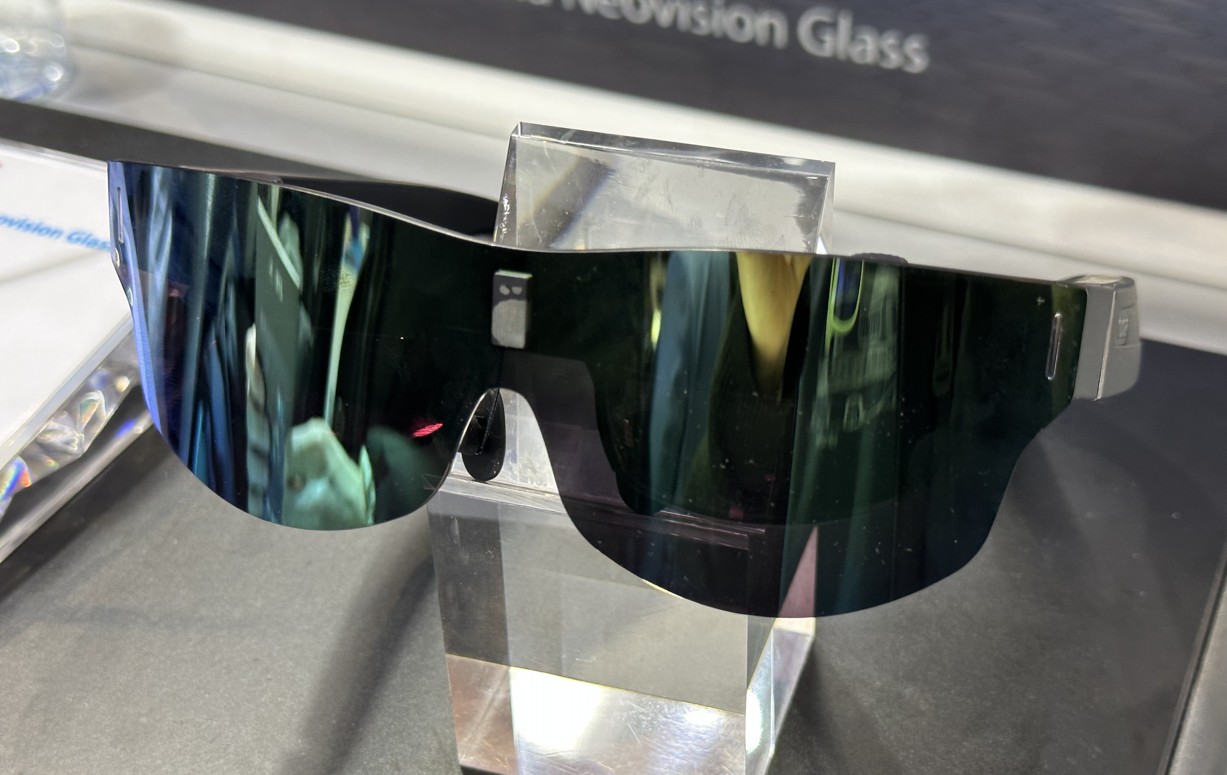 ZTE Nubia Neovission Glass have various interchangeable external lenses.