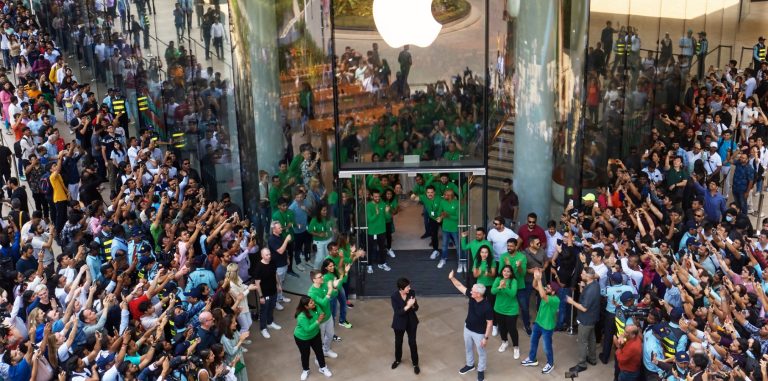 Tim Cook opens first Apple store in India - KTVZ