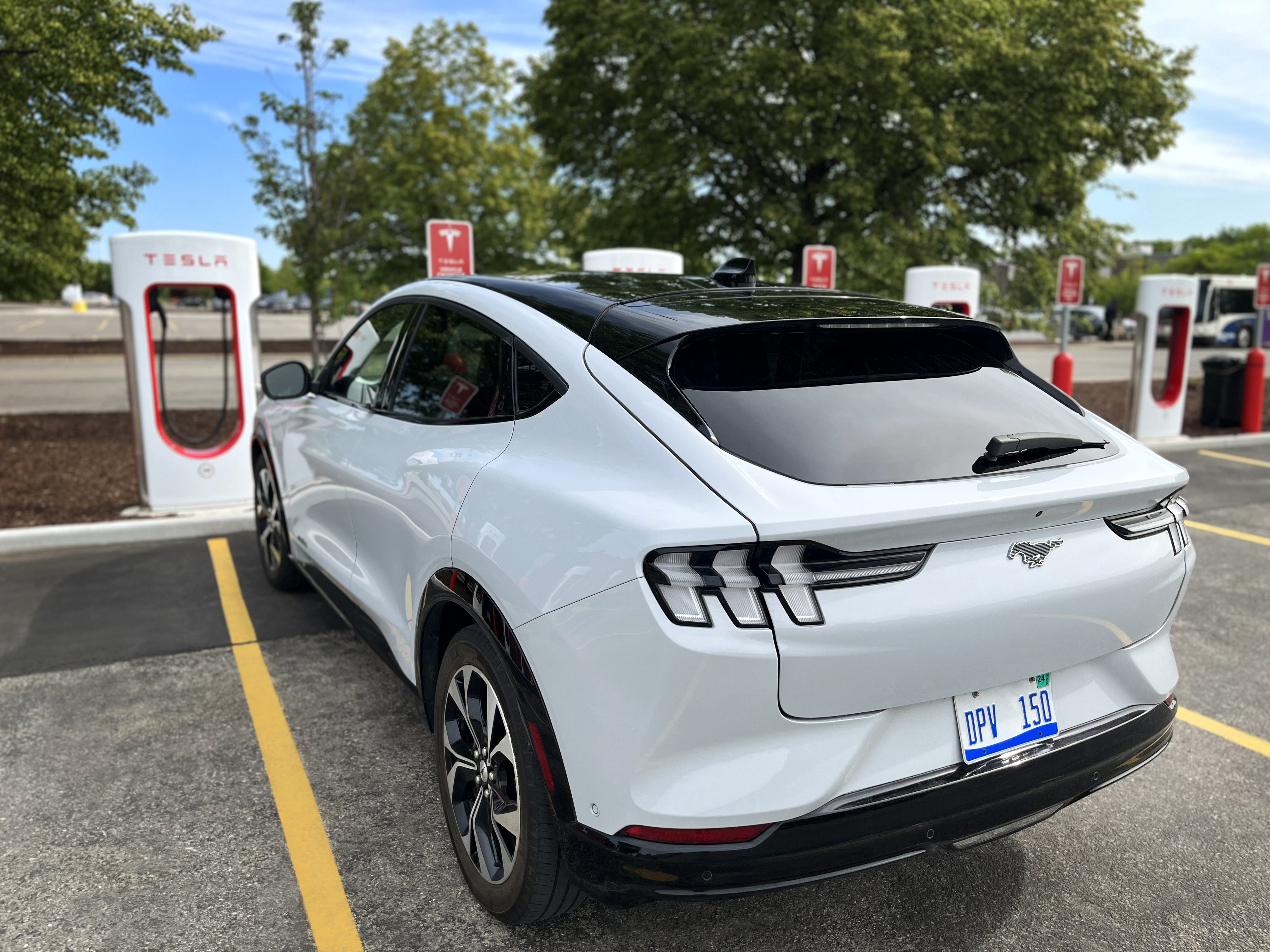 Ford EV cargando en Tesla Supercharger