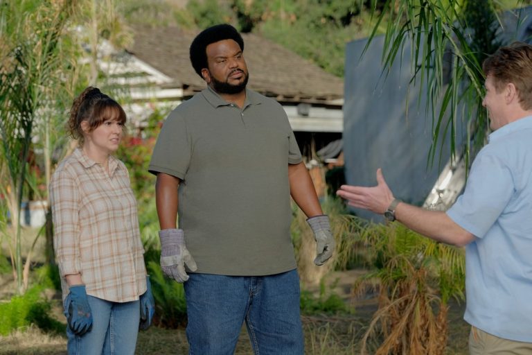 Claudia O'Doherty as Jillian, Craig Robinson as Craig in Killing It.