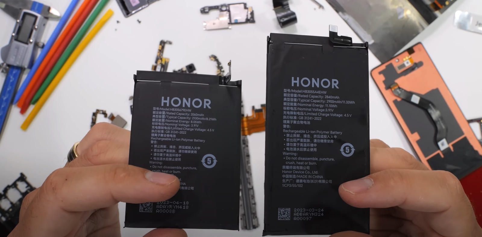 The two batteries inside the Honor Magic V2 foldable.