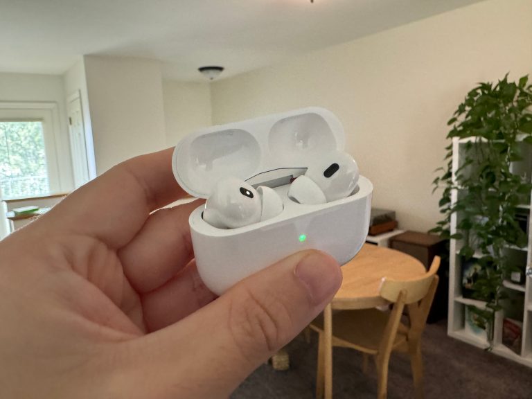 AirPods Pro 2 مع علبة مفتوحة USB-C