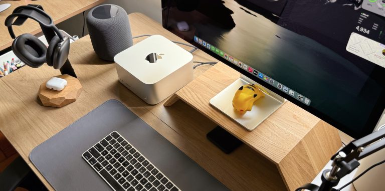 Oakywood monitor stand with Apple Studio Display